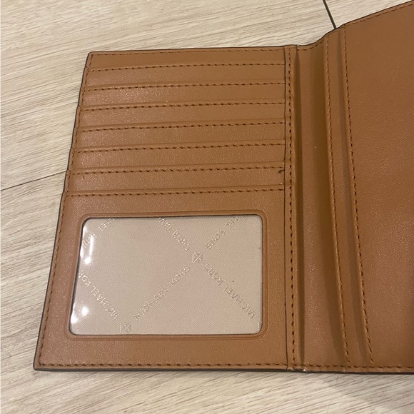 PASSPORT WALLET CASE, Michael Kors Jet Set - Picture 4 of 6